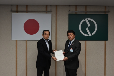 横倉会長から高野市長へ答申書を手渡している様子