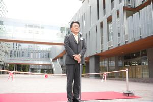 佐藤市議会議長が挨拶しているときの画像