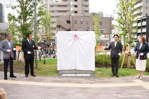 銘板の除幕の様子の画像