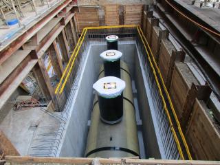 非常発電機用のオイルタンクの設置の写真