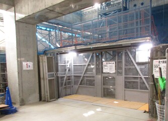 工事用エレベーターを設置の写真