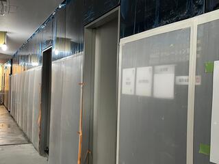 廊下の壁にスチールパネルの施工の写真