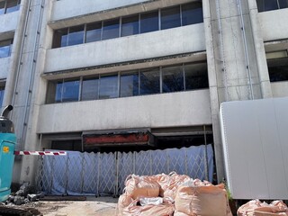 東庁舎：東玄関のひさし及び外構部分の撤去の写真