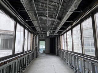 東から北庁舎間の渡り廊下の内装解体の写真