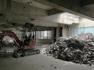 東庁舎8階の天井の一部を解体し、排出したコンクリートを集積した写真