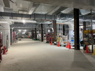 地下駐車場内に排煙ダクトや配管等を設置