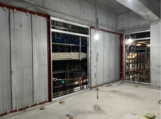 外壁となるパネル及びサッシの取り付け