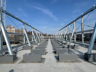 屋上の室外機等を囲う防犯パネル用の鉄骨の画像