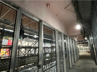 窓ガラスと天井の断熱材の画像