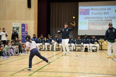 選手と児童がキャッチボールをする画像