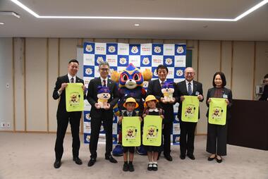 FC東京と協働して作成したランドセルカバーを寄贈いただきましたの画像