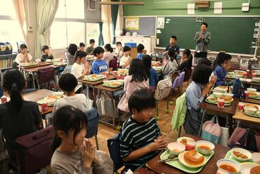 学校給食を通して平和を考えますの画像