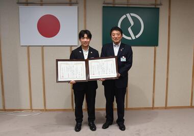 小澤優仁さんに府中市民スポーツ栄誉賞を授与の写真