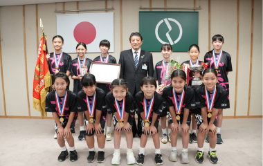 MIRACLE.F.V.C.に府中市民スポーツ優秀賞を授与の写真