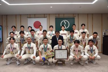 武蔵府中リトルシニアに市民スポーツ優秀賞を授与の写真
