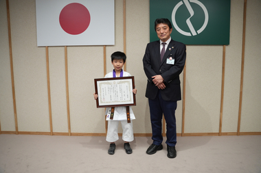 古内義人さんに府中市民スポーツ優秀賞を授与の写真