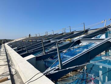 校舎棟の屋根鉄骨工事