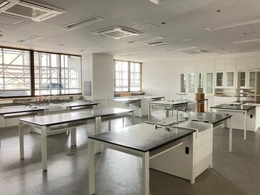 理科室の造作家具設置の様子
