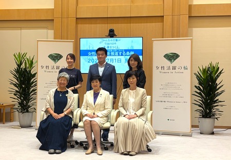 イベントの様子・小池百合子都知事と登壇者の集合写真