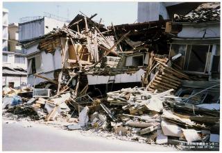 画像　地震による住宅の倒壊