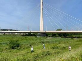 画像　多摩川清掃市民運動実施風景