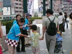 画像　街頭啓発風景1