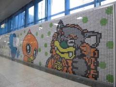 画像　京王線府中駅南口改札外に公開されているアートの様子
