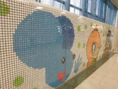 画像　京王線府中駅南口改札外に公開されているアートの様子