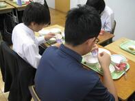 〈給食の様子1〉