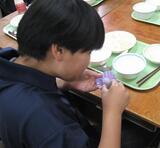 〈給食の様子3〉