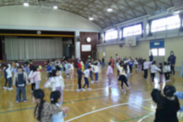 体育館で交流を深める子供たち