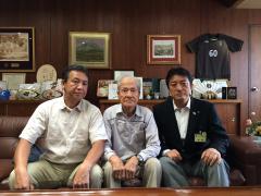 画像　写真左から澤井様ご子息様、澤井初太郎様、市長