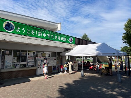 画像　暑さ対策（ゴーカート乗り場前へのテント設置）