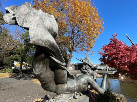 画像　修景池北側のほとりにある彫刻（「緑光燦舞」（りょくこうさんぶ）一色邦彦（いっしき くにひこ） 作／12月頃）
